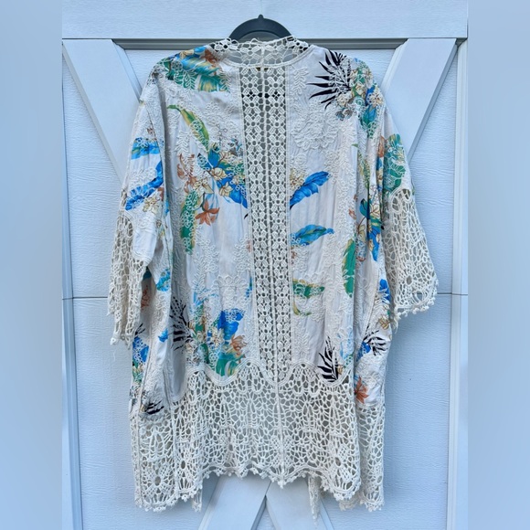 Spiaggia Dolce Floral Crocheted Shawl - Picture 3 of 3